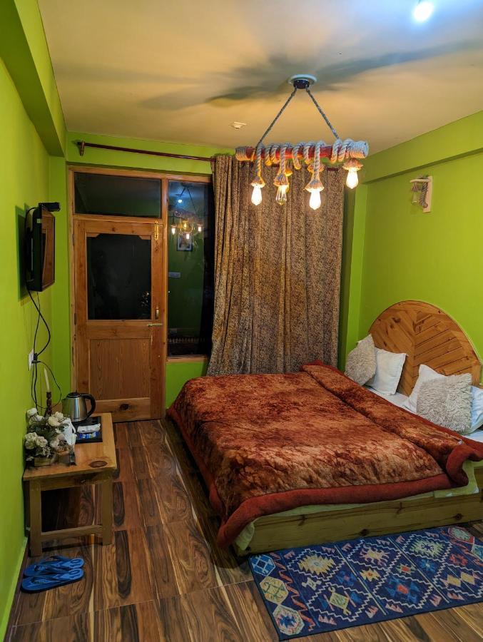 Attic Monkey Cafe & Rooms Manali  Exterior photo